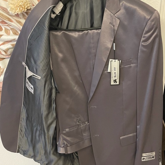 Men’s Suit - Picture 2 of 2